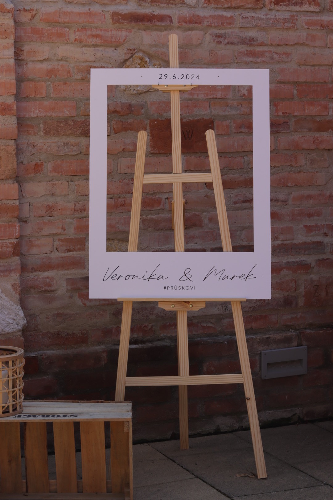 Dřevěný stojan na tiskoviny
