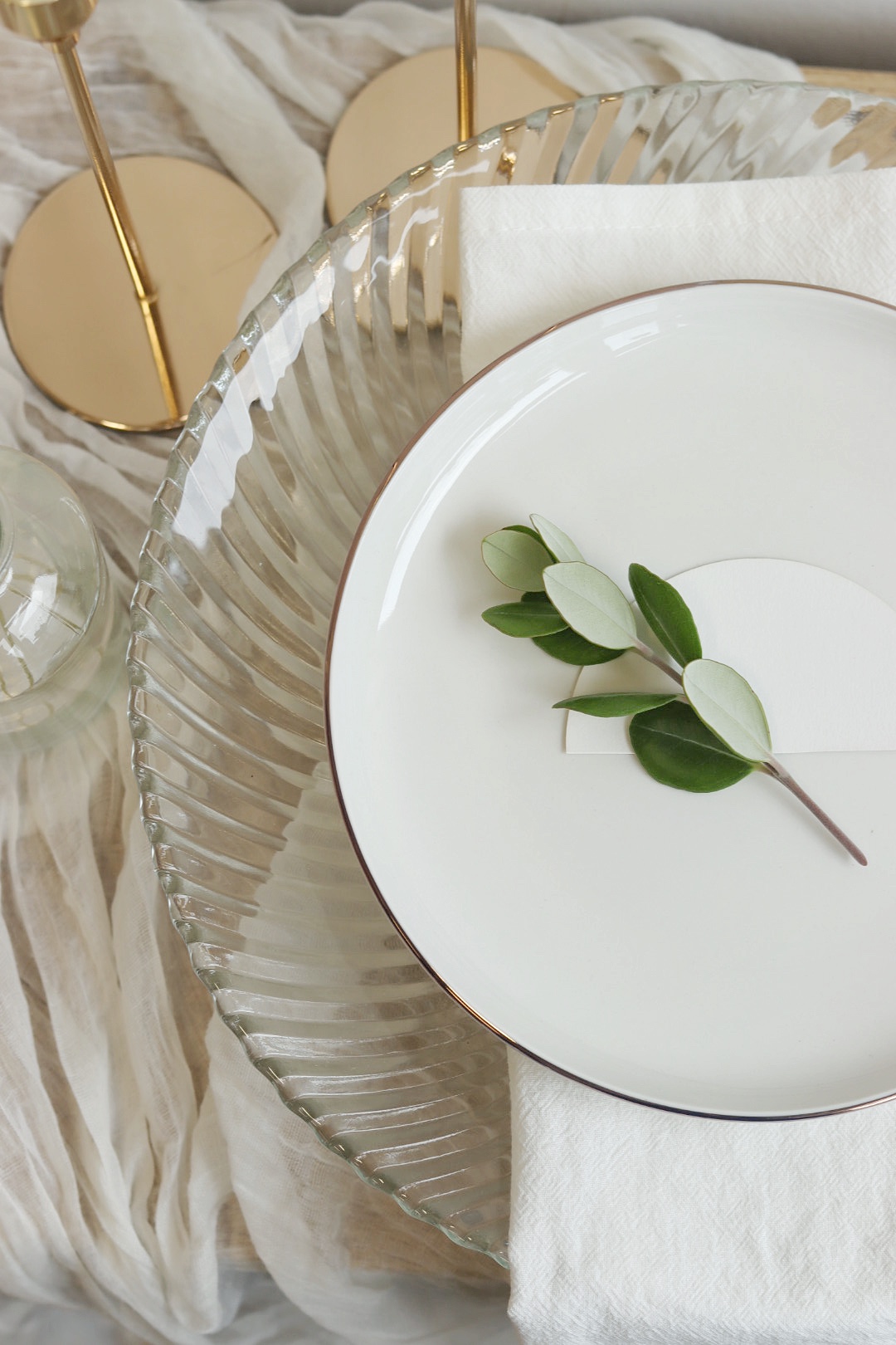 Set čtyř kusů porcelánových podnosů - bílý se zlatým lemováním