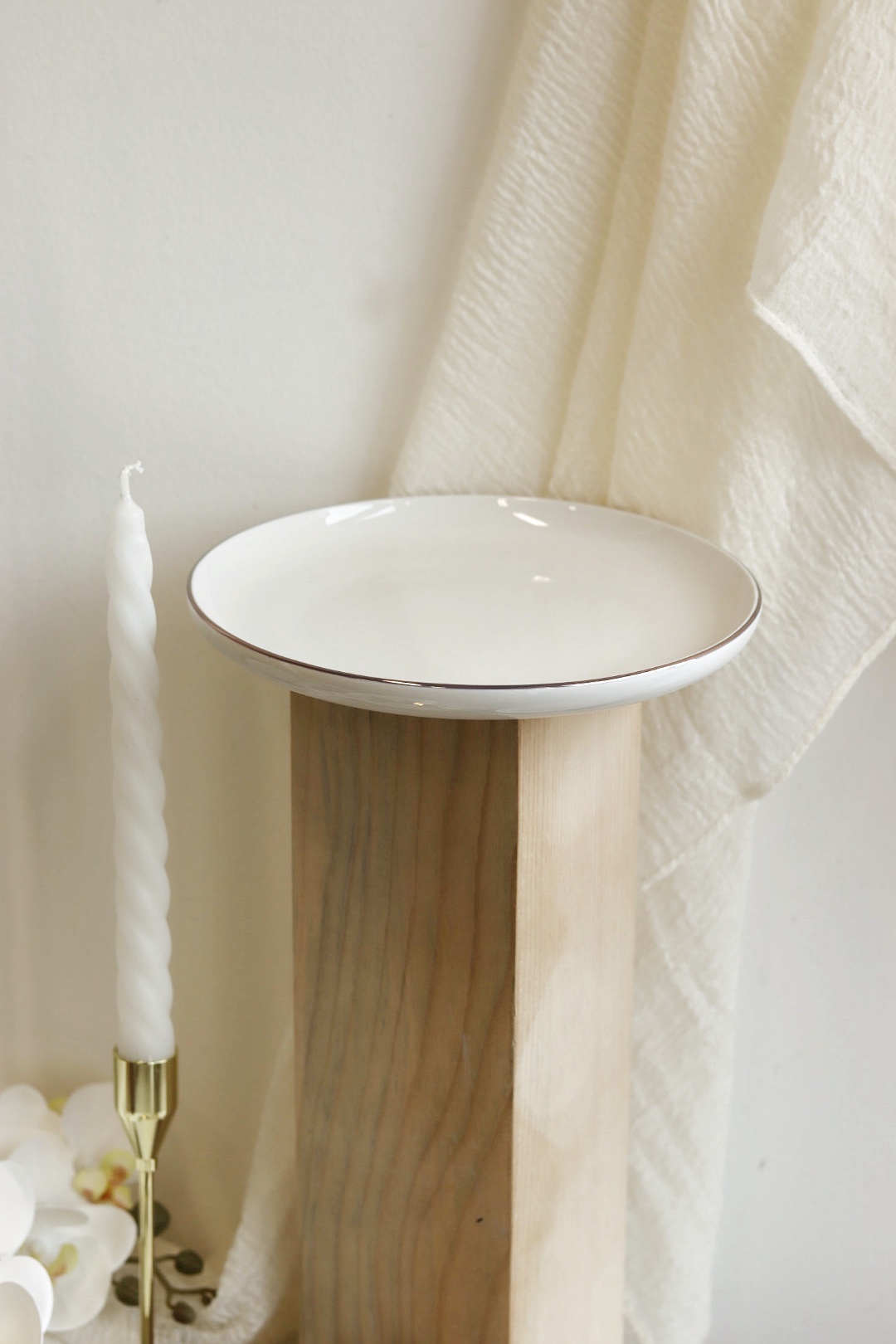 Set čtyř kusů porcelánových podnosů - bílý se zlatým lemováním
