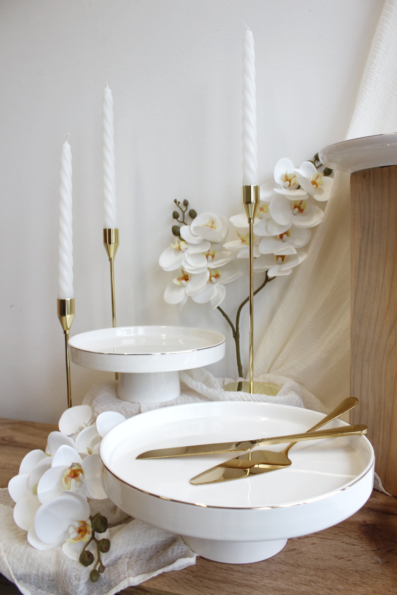 Set čtyř kusů porcelánových podnosů - bílý se zlatým lemováním